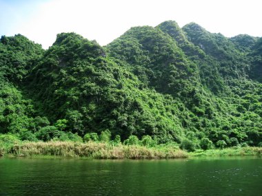 Dağlı ve nehirli manzara, Trang An, Ninh Binh, Vietnam