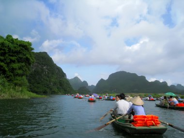 Dağlı ve nehirli manzara, Trang An, Ninh Binh, Vietnam