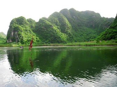 Dağlı ve nehirli manzara, Trang An, Ninh Binh, Vietnam