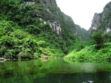 Dağlı ve nehirli manzara, Trang An, Ninh Binh, Vietnam