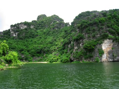 Dağlı ve nehirli manzara, Trang An, Ninh Binh, Vietnam