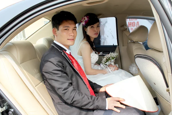 Bride and groom in traditional wedding — Stock Photo, Image