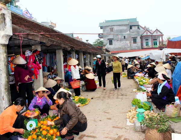 Menschen gehen auf den Markt — Stockfoto