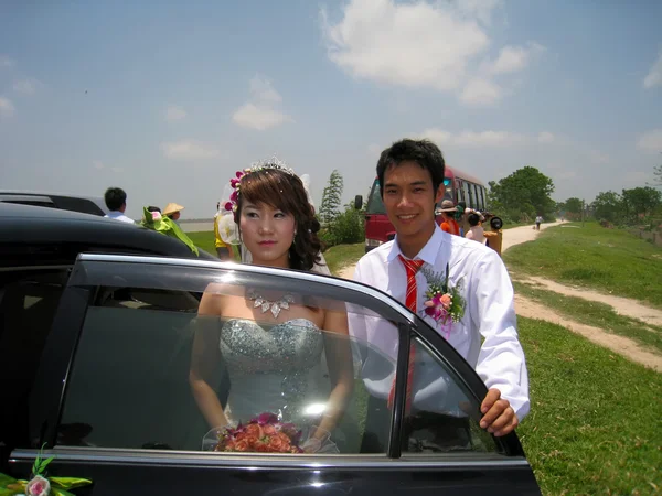 Bruden och brudgummen i traditionella bröllop — Stockfoto