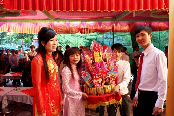 Jeune garçon donner des cadeaux pour les filles dans la tradition de mariage — Photo