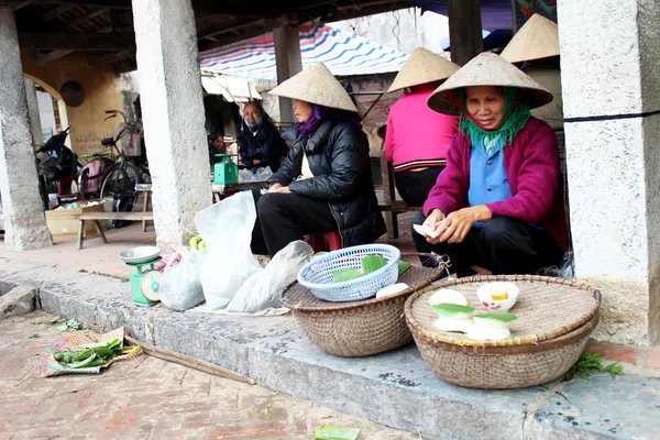Farmář žena prodej rýžové koláčky — Stock fotografie
