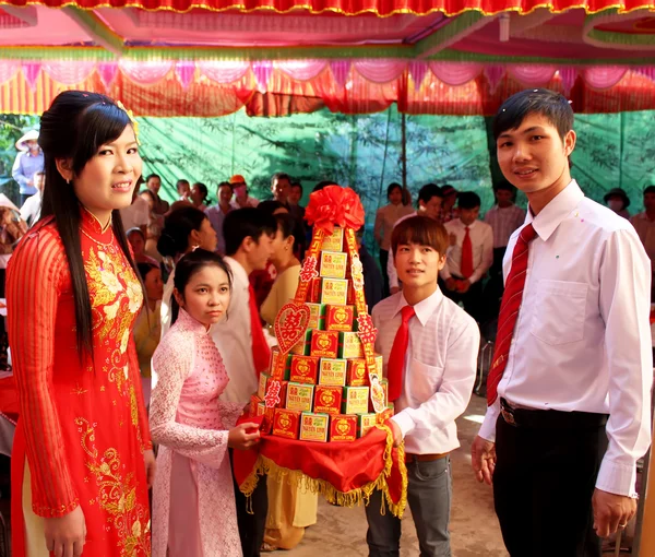 Νεαρό αγόρι δίνουν δώρα για τα κορίτσια στην παράδοση γάμου — Φωτογραφία Αρχείου