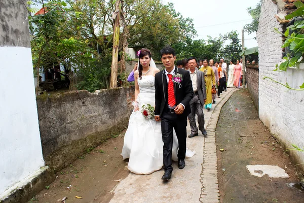 Bride and groom in traditional wedding — Stock Photo, Image