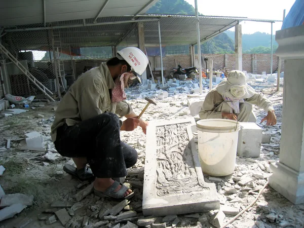 Obrero está tallando piedra — Foto de Stock