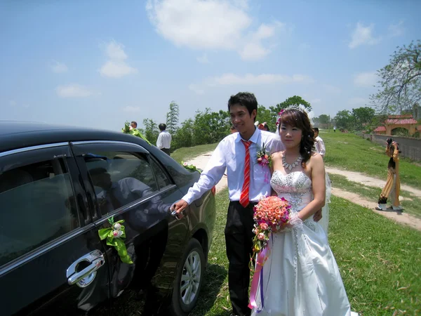 Novio abrir la puerta del coche para la novia —  Fotos de Stock
