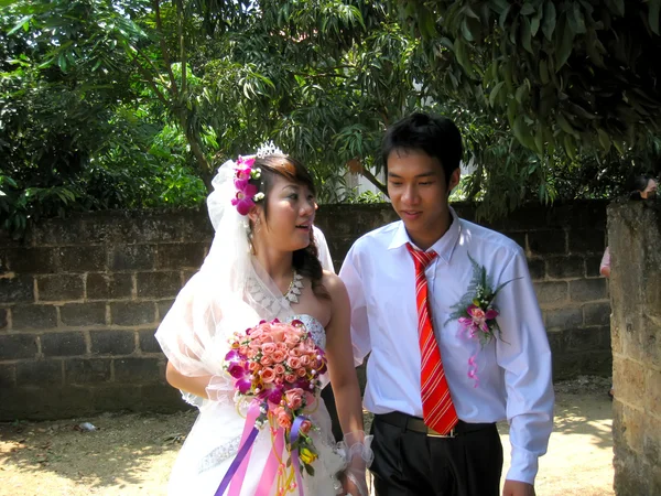 Braut und Bräutigam bei traditioneller Hochzeit — Stockfoto