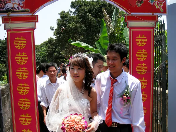 Bride and groom in traditional wedding — Stock Photo, Image