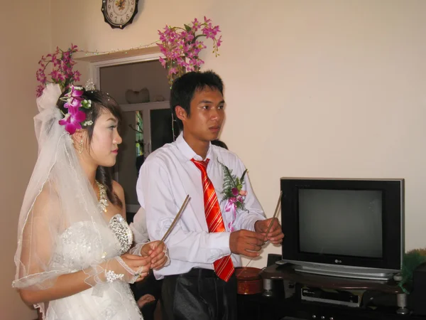 Bride and groom burn incense to their ancestors in the tradition — Stock Photo, Image