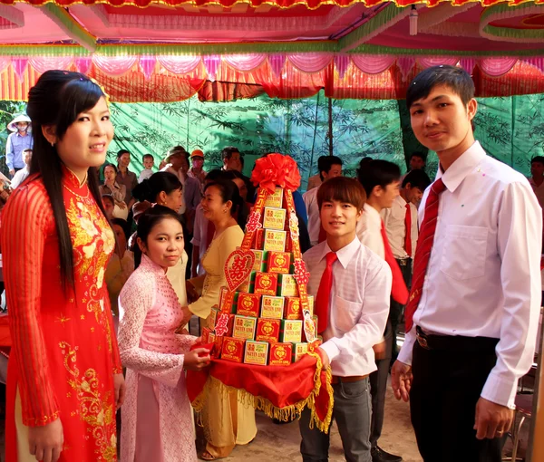 Junge beschenken Mädchen in der Hochzeitstradition — Stockfoto