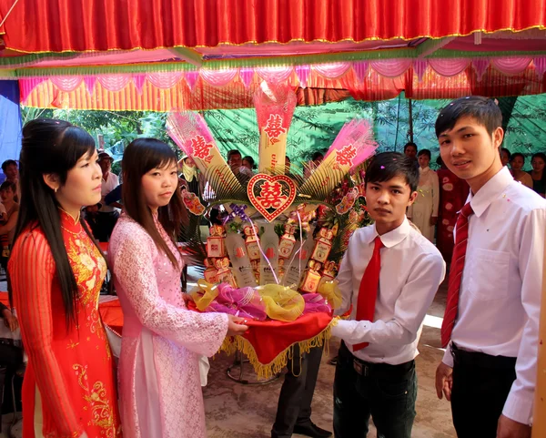 Mladík dávají dárky pro dívky v svatební tradice — Stock fotografie
