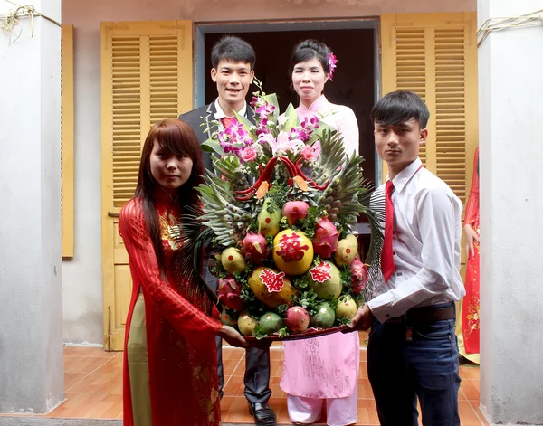 Νεαρό αγόρι δίνουν δώρα για τα κορίτσια στην παράδοση γάμου — Φωτογραφία Αρχείου