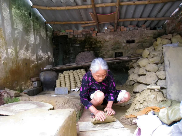 Женщина месит почву перед глиной керамики — стоковое фото