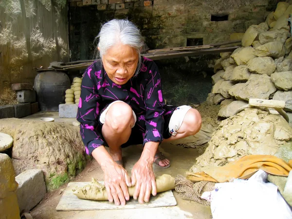 Quao 陶村揉前粘土陶瓷土的女人 — 图库照片