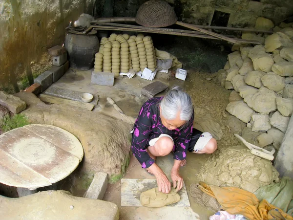 Mujer de la aldea de cerámica Quao amasando tierra antes de cerámica de arcilla — Foto de Stock