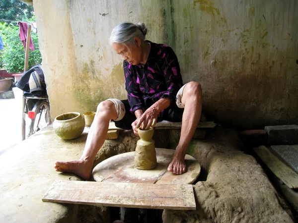 Mujer de alfarería Quao Aldea arcilla una olla — Foto de Stock