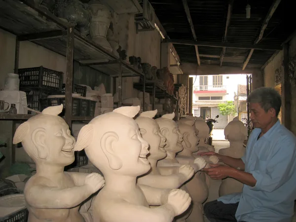 Kunstenaar klei standbeeld van de man die lacht — Stockfoto