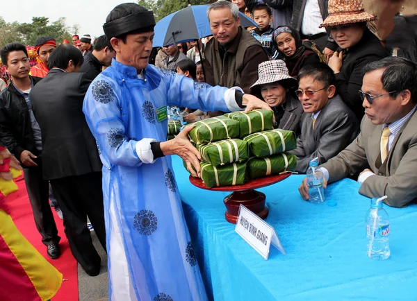 La gente en el examen de vestuario tradicional para hacer arroz glutinoso cuadrado — Foto de Stock