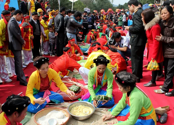 People in traditional costume exam to make square glutinous rice — Stock Photo, Image