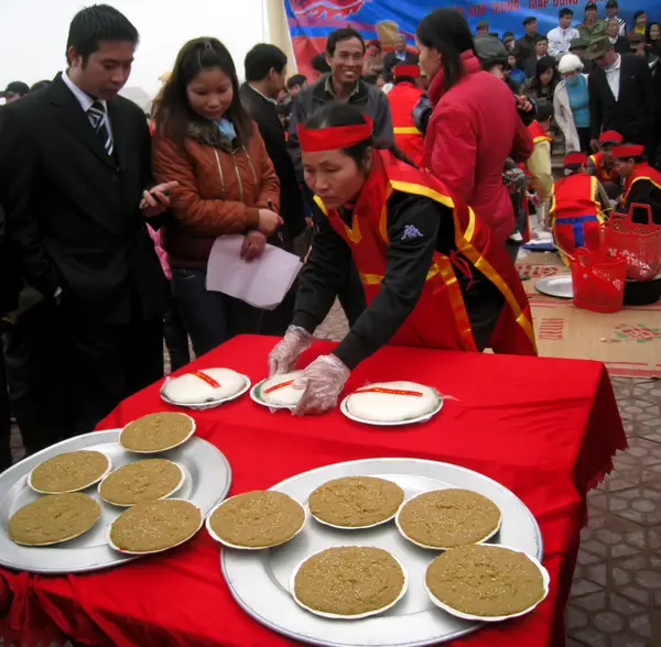 La gente en el examen de vestuario tradicional para hacer cak de arroz pegajoso redondo —  Fotos de Stock