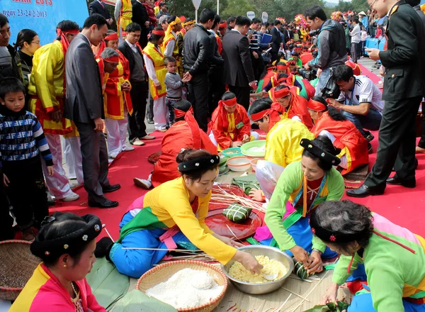 La gente en el examen de vestuario tradicional para hacer arroz glutinoso cuadrado —  Fotos de Stock