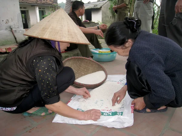 La gente hace pastel de arroz redondo y pegajoso — Foto de Stock
