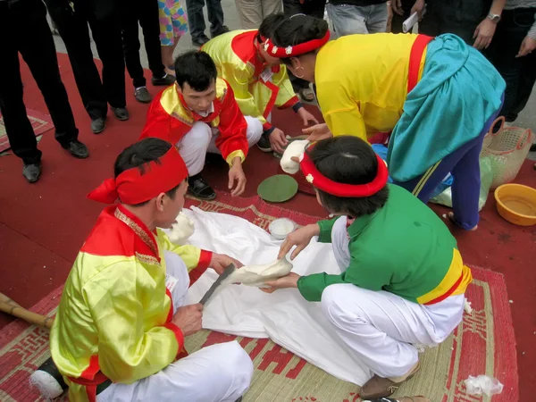 La gente en el examen de vestuario tradicional para hacer cak de arroz pegajoso redondo — Foto de Stock