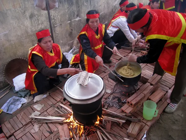 People in traditional costume exam to make round sticky rice cak — Stock Photo, Image