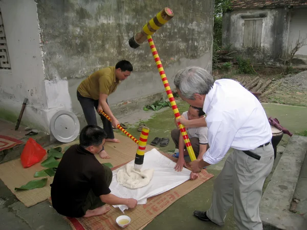 People make round sticky rice cake — Stock Photo, Image