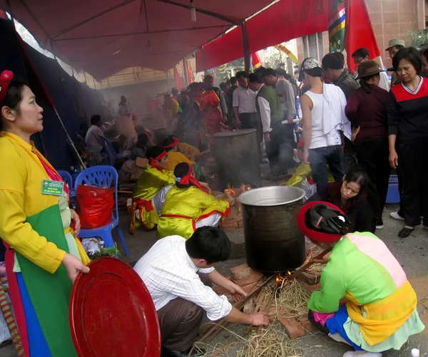 Ludzi w tradycyjnych strojach egzamin aby cały lepki ryż cak — Zdjęcie stockowe