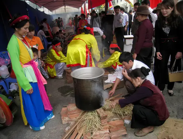 La gente en el examen de vestuario tradicional para hacer cak de arroz pegajoso redondo —  Fotos de Stock