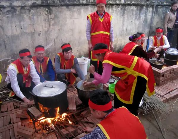 People in traditional costume exam to make round sticky rice cak — Stock Photo, Image