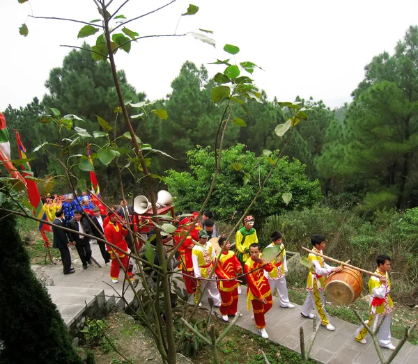 Grupo de personas en traje tradicional dan regalos a la santa — Foto de Stock