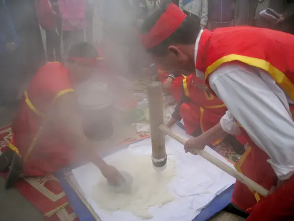 People in traditional costume exam to make round sticky rice cak — Stock Photo, Image