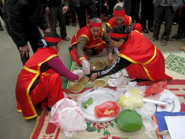 Pessoas no exame de traje tradicional para fazer bolo de arroz pegajoso redondo — Fotografia de Stock