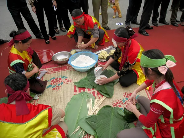 Mensen in klederdracht examen om vierkant kleverige rijst — Stockfoto