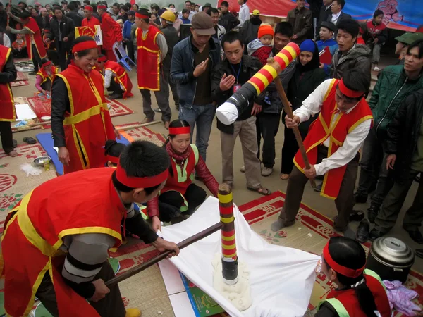 La gente en el examen de vestuario tradicional para hacer cak de arroz pegajoso redondo —  Fotos de Stock