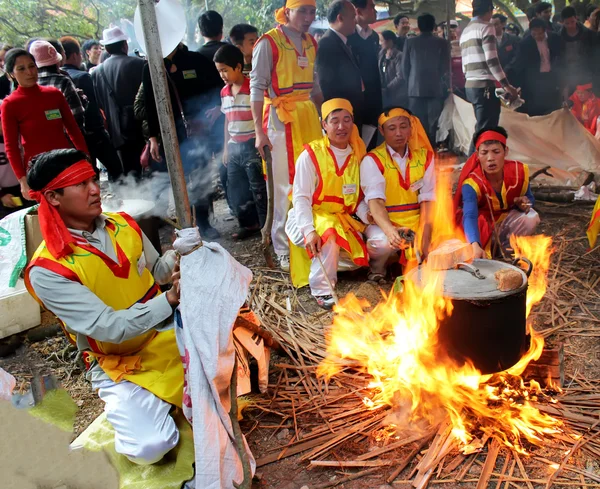 People in traditional costume exam to make round sticky rice cak — Stock Photo, Image