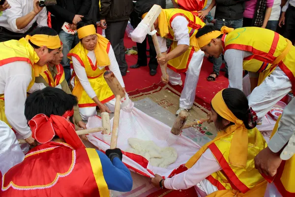 La gente en el examen de vestuario tradicional para hacer cak de arroz pegajoso redondo — Foto de Stock