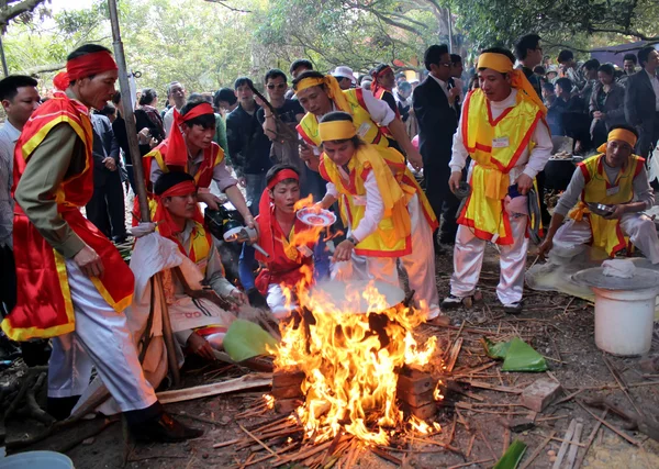 Yapışkan pirinç cak yapmak için insanların geleneksel kostüm sınavı — Stok fotoğraf