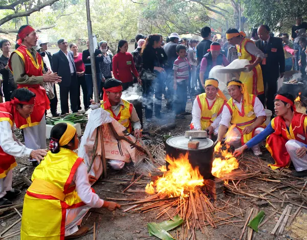 People in traditional costume exam to make round sticky rice cak — Stock Photo, Image