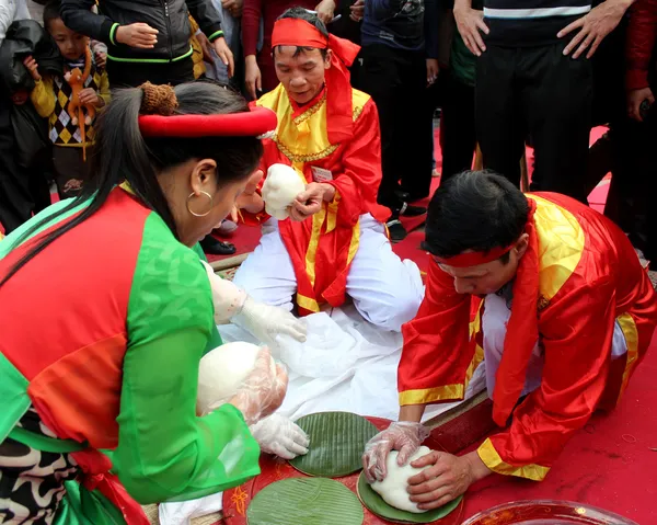 People in traditional costume exam to make round sticky rice cak — Stock Photo, Image