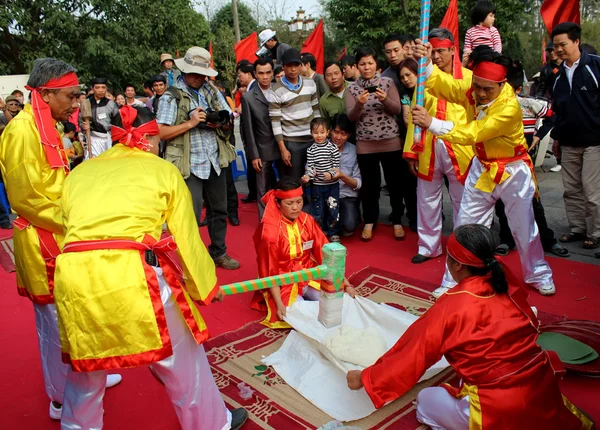 Les gens en costume traditionnel examen pour faire rond collant riz cak — Photo