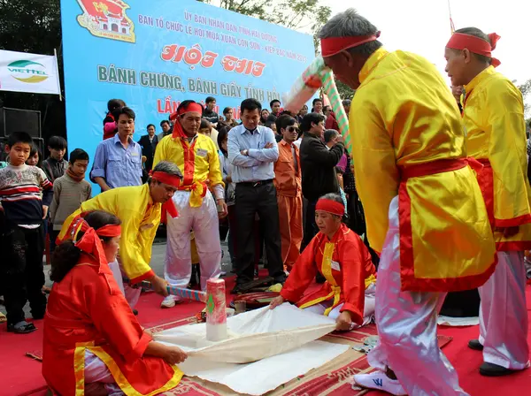 Persone in costume tradizionale esame per fare tondo torta di riso appiccicoso — Foto Stock