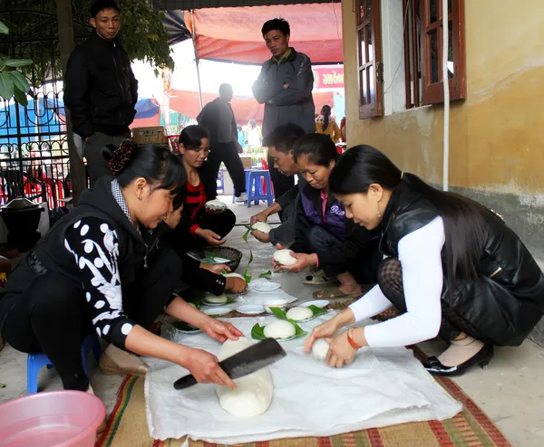 People in traditional costume exam to make round sticky rice cak — Stock Photo, Image