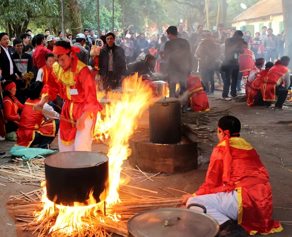 Pessoas no exame de traje tradicional para fazer bolo de arroz pegajoso redondo — Fotografia de Stock